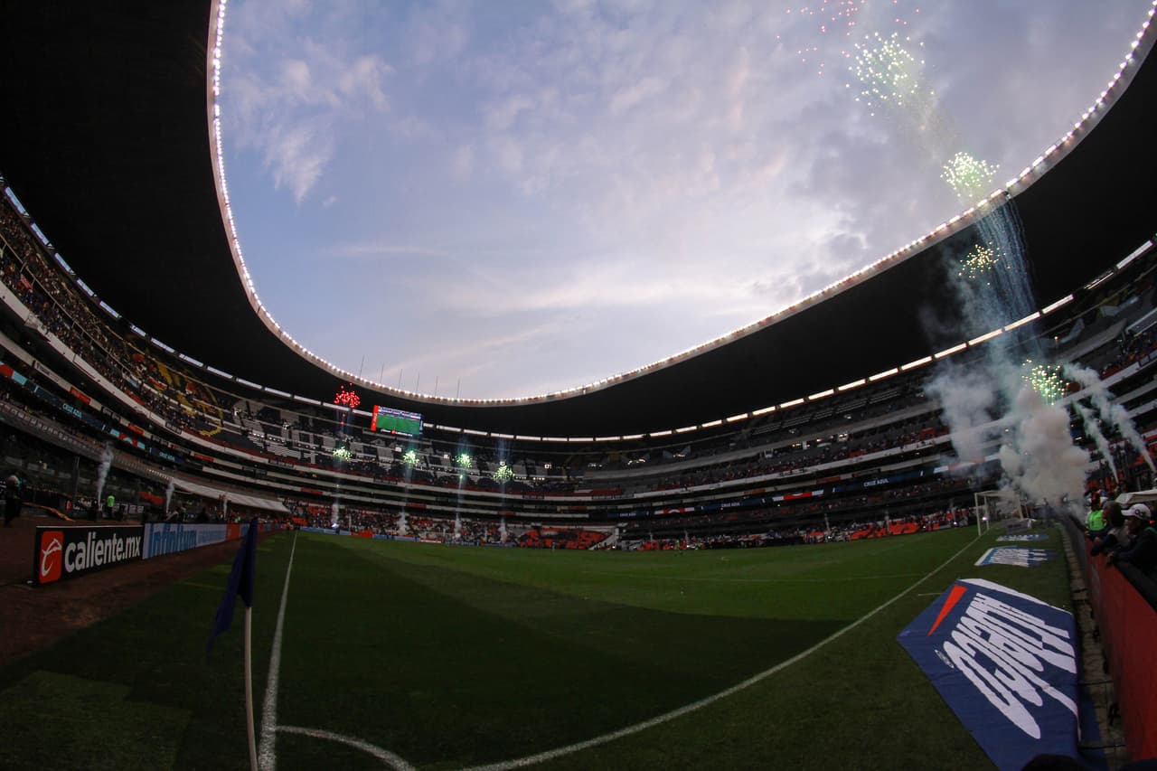 Después del gol de Milton Caraglio, el 2-0 provisional de Cruz Azul, los fuegos artificiales se tomaron al Estadio Azteca.