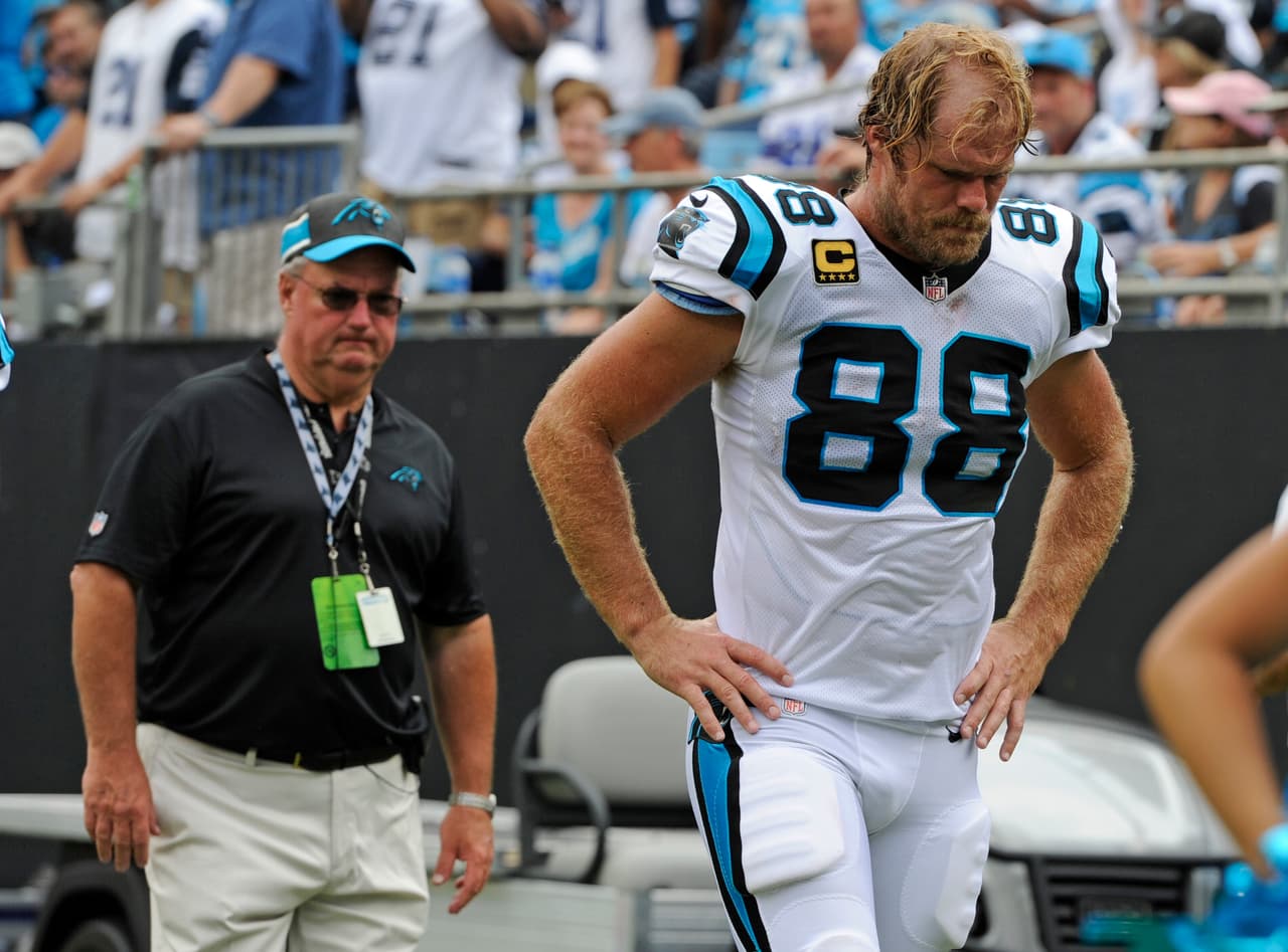 Greg Olsen se vuelve a fracturar el pie y estará fuera por un tiempo