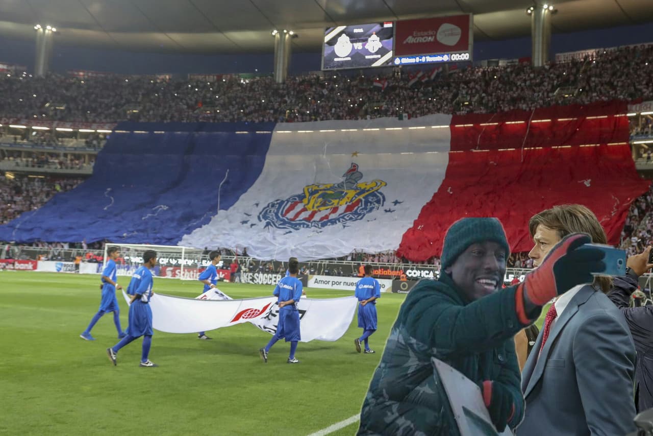 El equipo solo quería que su gente le ayudara a quitar a un intruso en un cuadro espectacular entre Matías Almeyda y la bandera gigante de su afición.