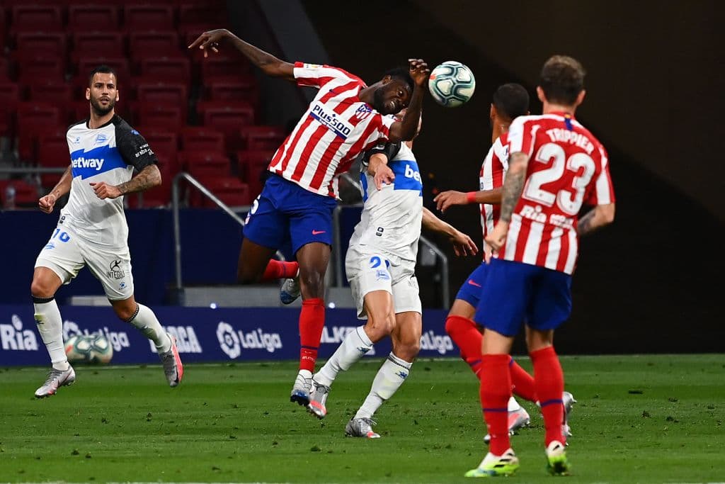 Thomas Partey trata de robar el balón al adelantarse, pero se pasa por un poco y en el momento de buscar la pelota esta le pega en la mano y regala la falta.