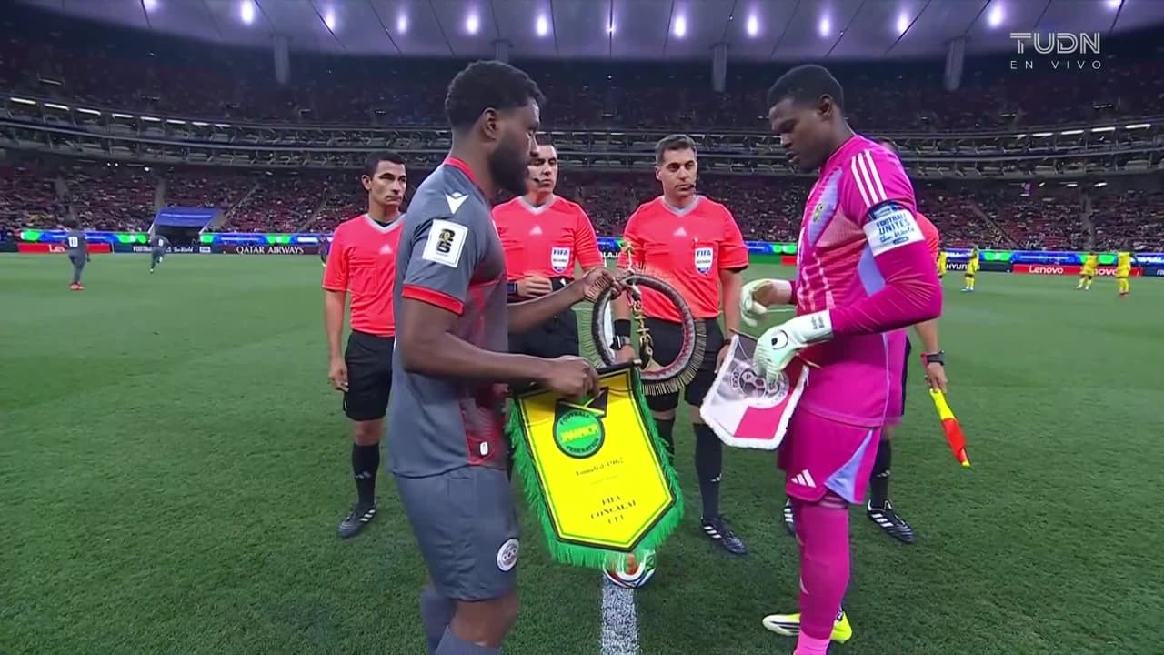 ¡Hermoso gesto! El capitán de Nueva Caledonia sorprende al de Jamaica con lindo regalo