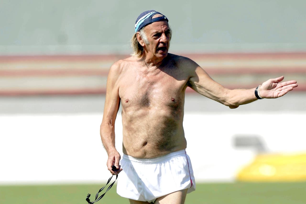 El rosarino llegaba de dirigir al Peñarol de Uruguay cuando asumió como seleccionador de México en una época en la que los problemas dirigenciales eran protagonistas en la Federación Mexicana de Fútbol (FMF).