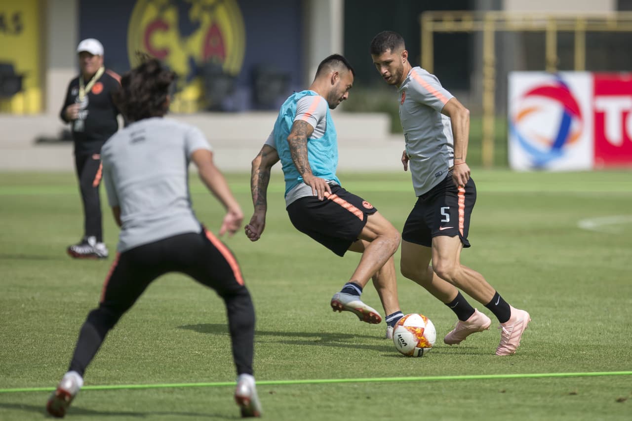 Diego Lainez estuvo durante la práctica pero problemas físicos le impidieron terminar con el resto del grupo.