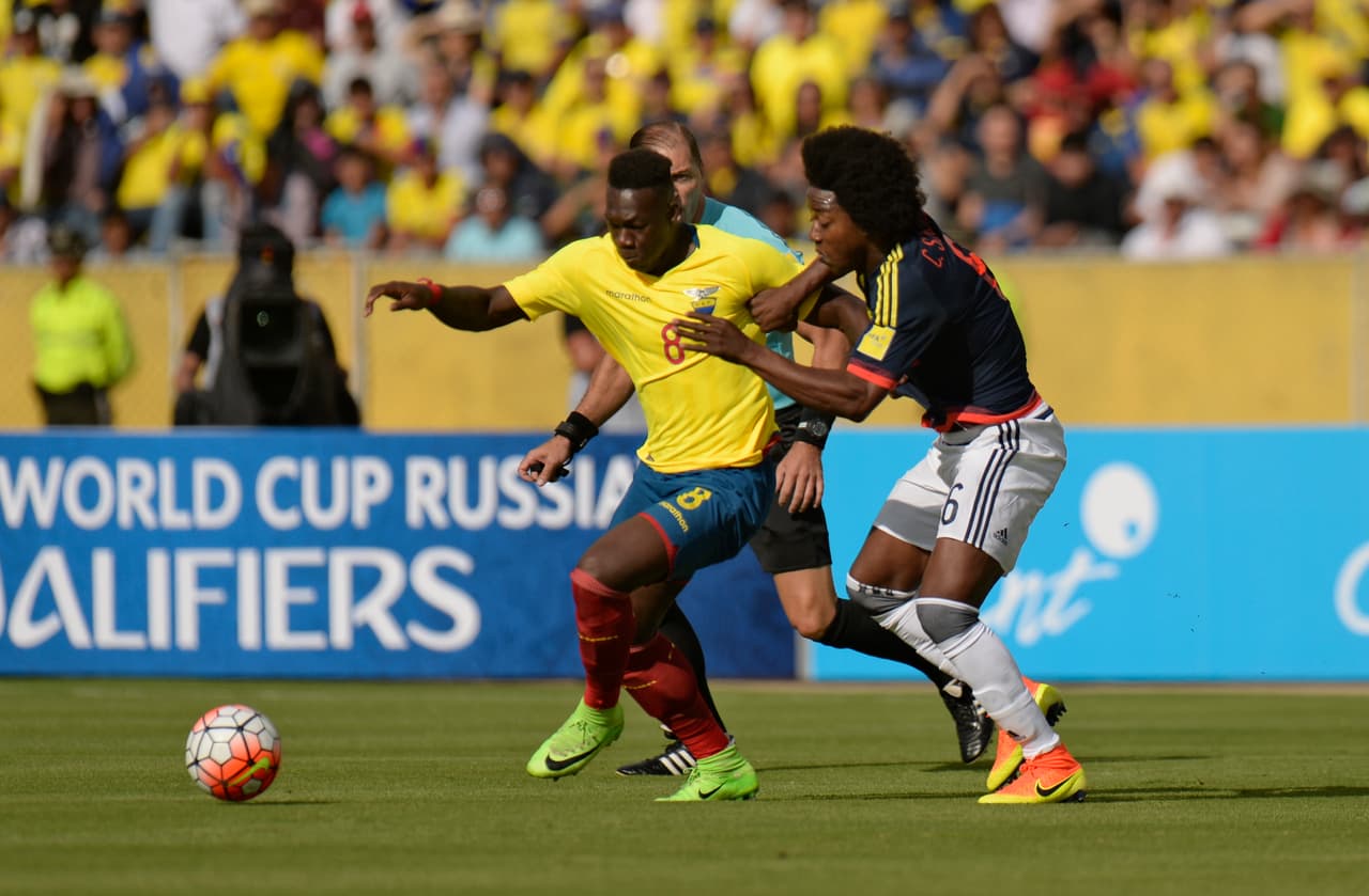 Felipe Caicedo, del Espanyol, no pudo nunca con la marca y el trabajo defensivo de Colombia. Acá, Carlos Sánchez le respiraba de cerca.