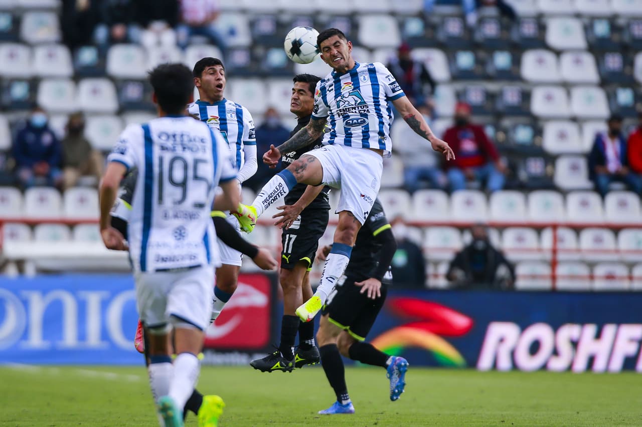 El Pachuca consiguió su segunda victoria del torneo tras vencer por 2-1 a las Chivas. Los Tuzos aprovecharon un grave error del 'Tiba' Sepúlveda y Raúl Gudiño para marcar el segundo tanto después de que Víctor Guzman hiciera el primero. Los rojiblancos reaccionaron con un gol de Ángel Zaldívar por la vía del penal, pero no fue suficiente.