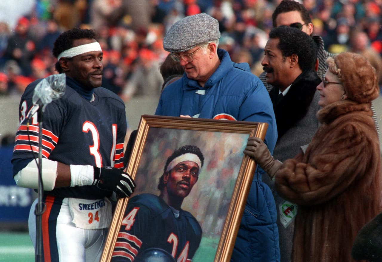 <b>Chicago Bears: RB Walter Payton</b>. Dulzura (Sweetness) le apodaban. Se retiró como el líder yardas por carrera de la NFL, es el dos ahora y no hay quién lo pueda destronar. Ganó el SB XX.