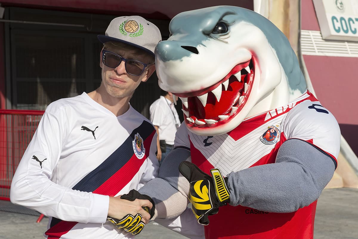 Un fanático de Chivas acompaña a la mascota de Veracruz a minutos del juego.