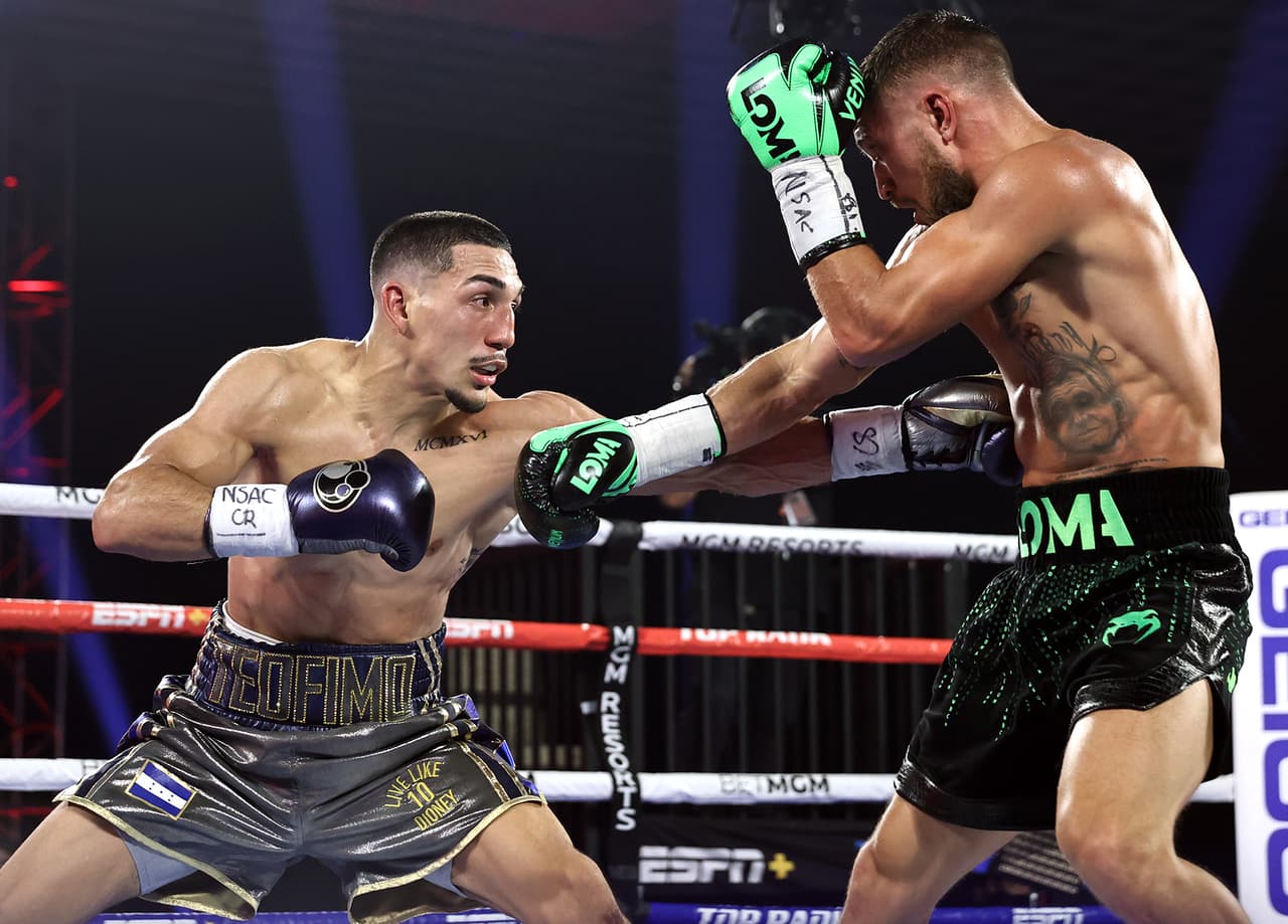 La pelea se hacía complicada, ambos estaban castigados, pero el combate no terminaba de explotar.