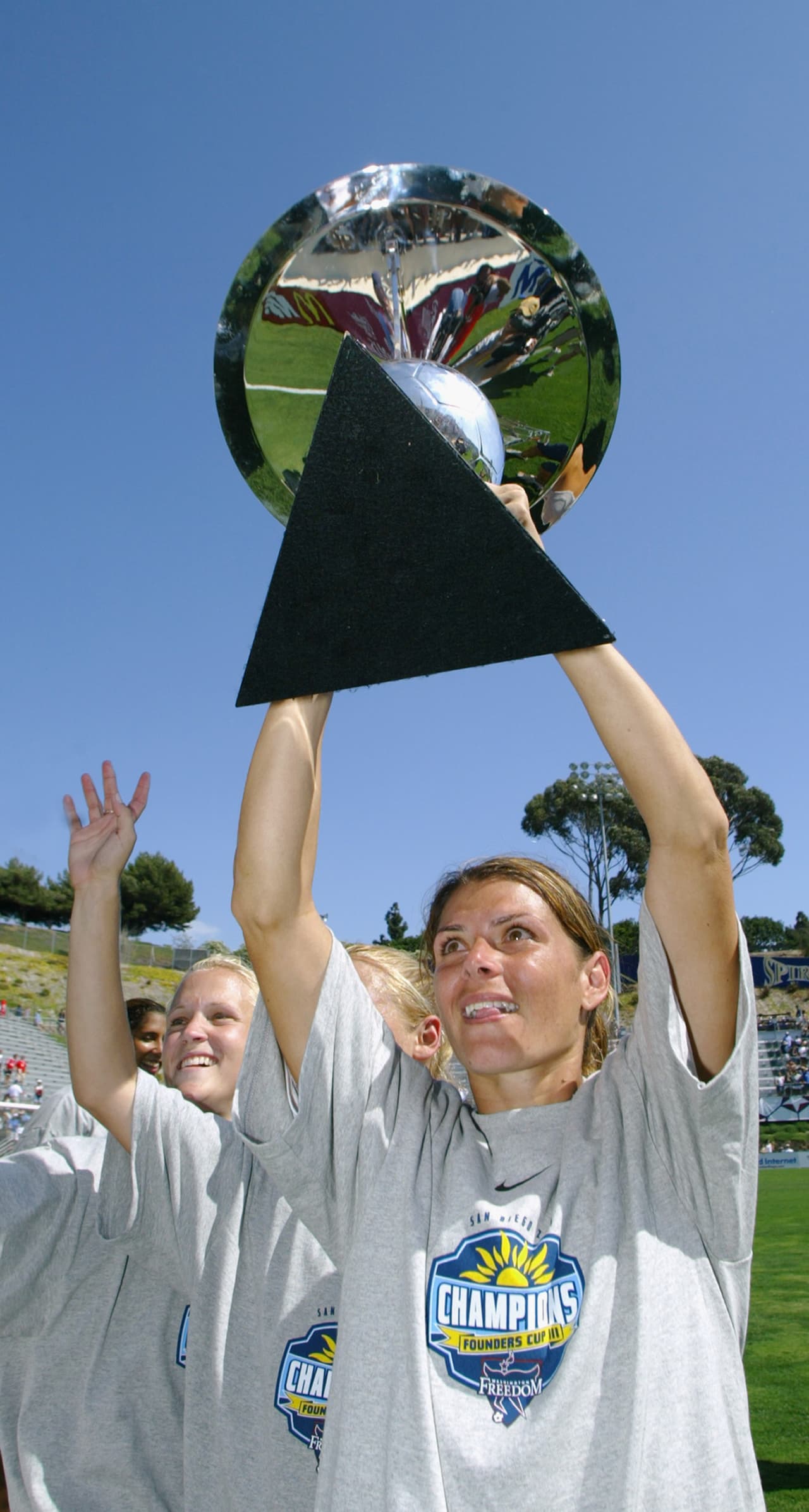 A nivel de clubes, la estadounidense fue campeona de WUSA Founder's Cup Champion.