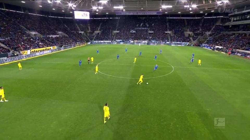 Arranca el partido y la pelota está en juego.