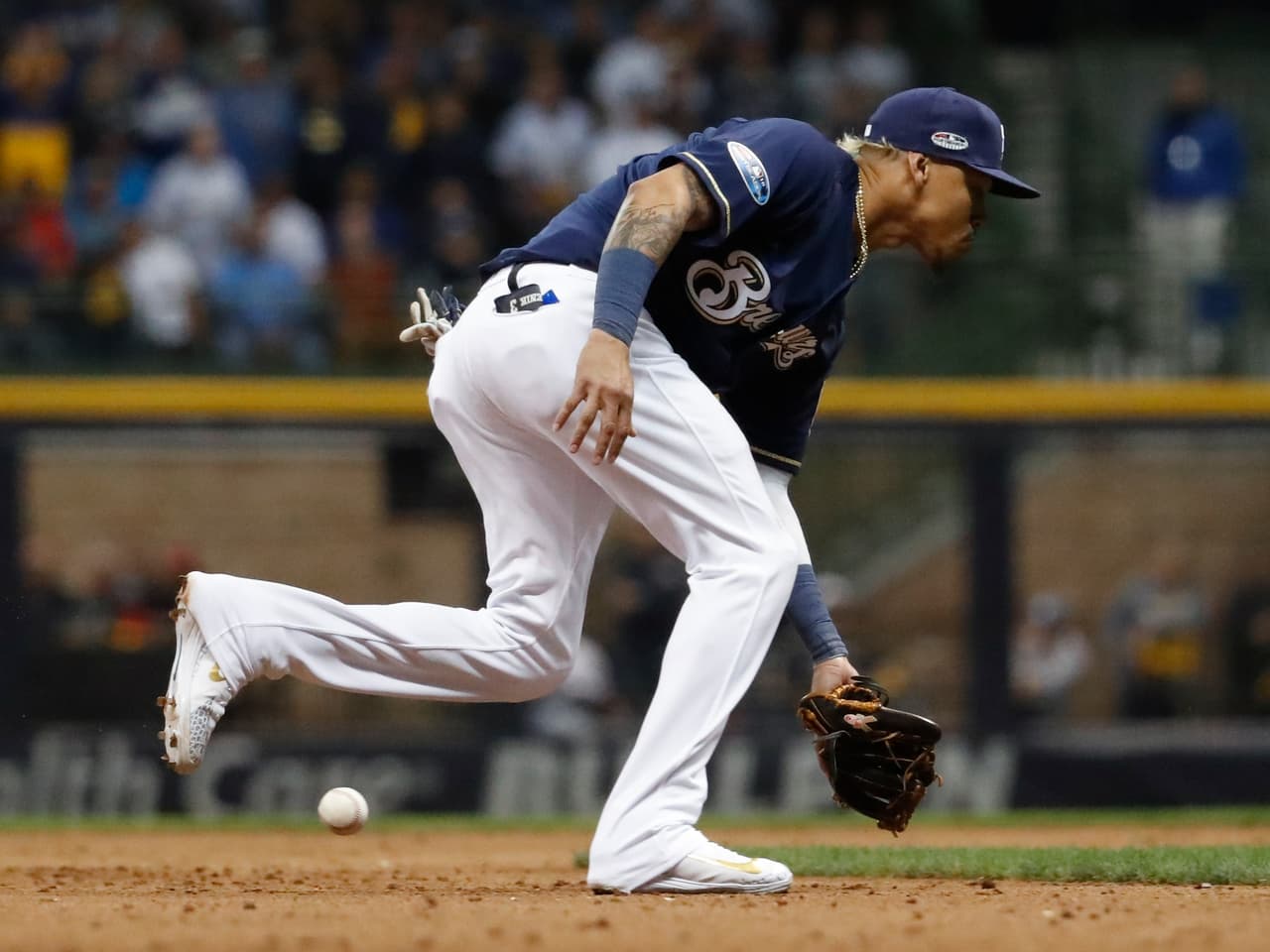 Orlando Arcia se vio consumido por el momento, por la tensión y el entorno y dejó ir un rodado lento, se le 'agachó' la pelota y con ese error del short stop se llenaron las bases de Rockies.