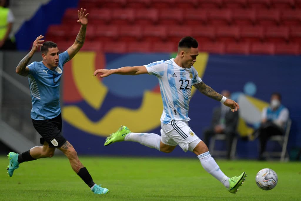 Con gran testarazo de Guido Rodríguez, Argentina logra vencer 1-0 a Urguay y comparten el liderato del grupo A junto a Chile.
