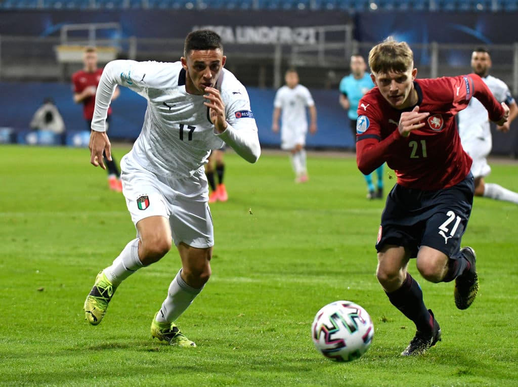 Italia y República Checa arrancan con empate su participación en la Eurocopa Sub-21. Gianluca Scamacca abrió el marcador al minuto 31 y, con autogo italiano, Giulio Maggiore empató el marcador al minuto 75. El conjunto 'azzurri' se llevó dos tarjetas rojas durante el encuentro.