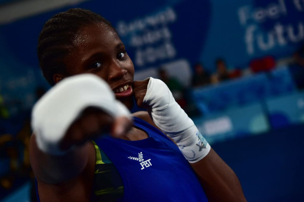 Caroline Sara Dubois de la Gran Bretaña festeja su éxito tras vencer en el combate por la medalla de oro de peso ligero para mujeres de los Juegos Olímpicos de la Juventud Buenos Aires 2018.