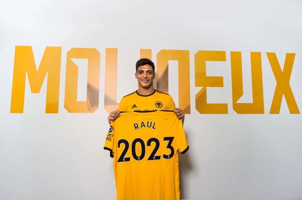 <b>15. Raúl Jiménez.</b> El delantero mexicano fue adquirido por 42 millones de dólares al Benfica de Portugal.