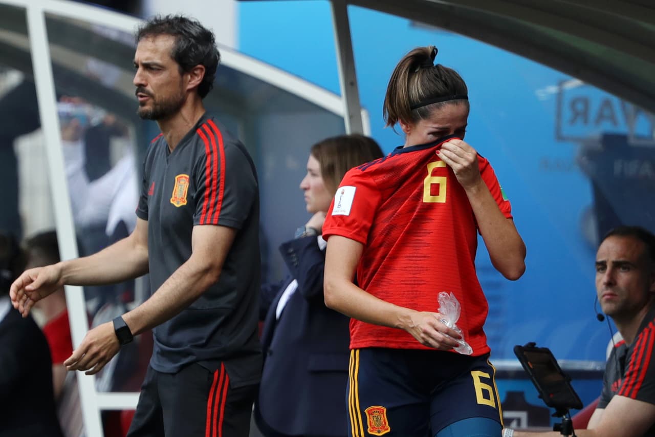Justamente, Vicky Losada (derecha) tuvo que marcharse por la inflamación en su rostro tras el codazo de Megan Rapinoe.
