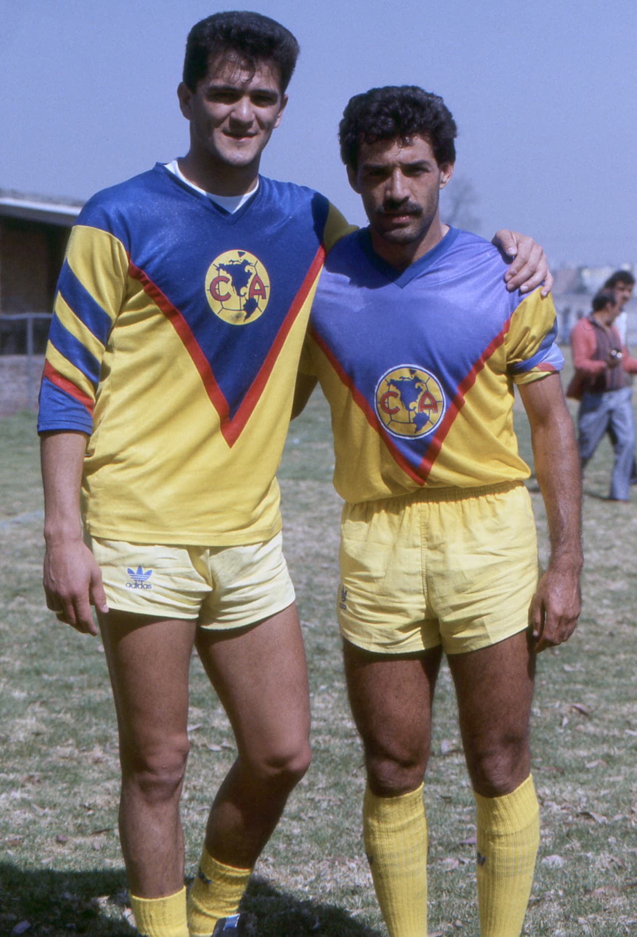 Adrián Camacho en América junto a Carlos Hermosillo.