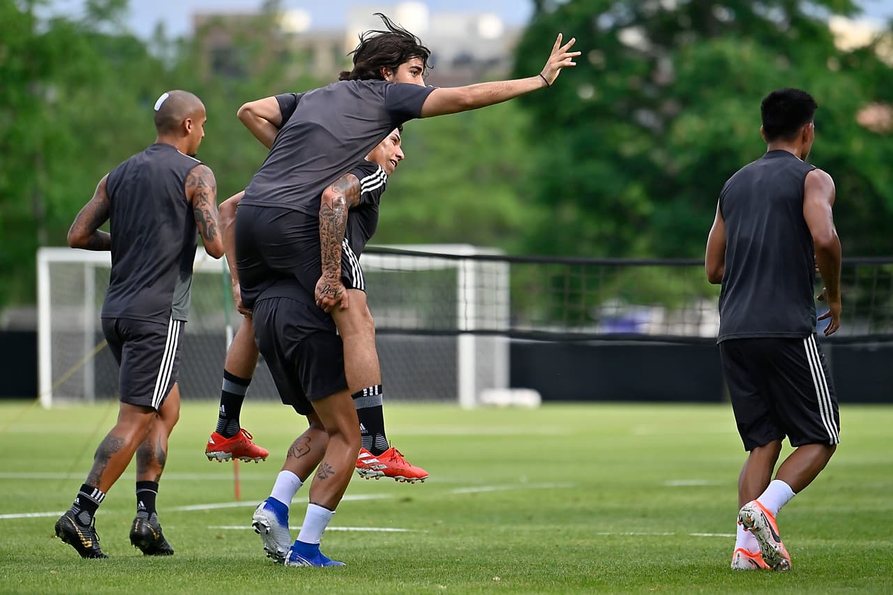 Integrantes y cuerpo técnico de la Selección Mexicana de fútbol no perdieron el tiempo y luego de su llegada a la ciudad de Chicago, se pusieron a entrenar en las instalaciones de la Universidad de Illinois. El entrenador Gerardo 'Tata' Martino dirigió la práctica para iniciar con la preparación en ruta al importante duelo por la Final de la Copa Oro ante Estados Unidos.