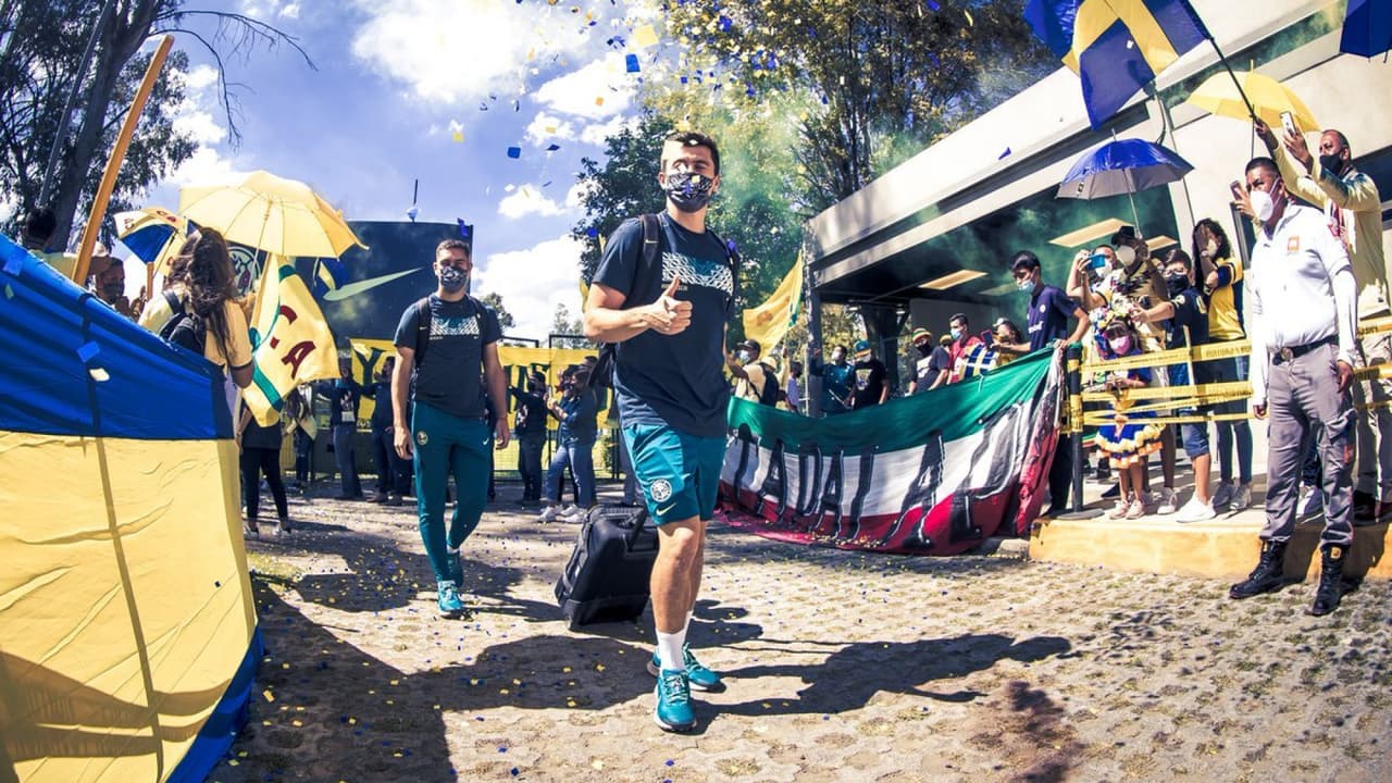 Aficionados hacen pasillo para despedir al América de cara a la Final