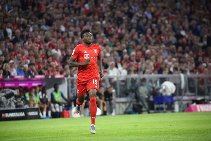 Lewandowski anotó doblete pero el conjunto bávaro no pasó del empate ante el Hertha en el arranque de la Bundesliga.