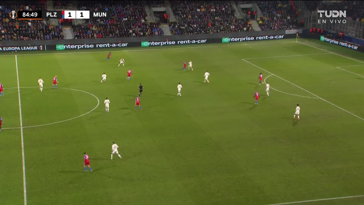 ¡TIRO ATAJADO! disparo por Mason Mount.