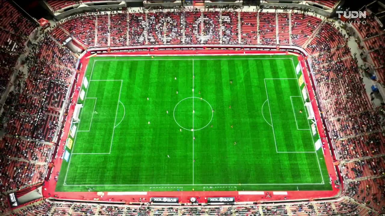 Arranca el partido y la pelota está en juego.