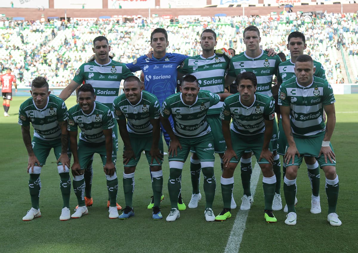 Los jugadores de Santos Laguna posan antes del inicio del partido.