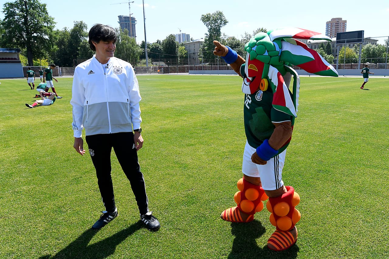 Mientras una mascota del 'Tri' hizo parte de la delegación mexicana, un imitador del técnico alemán Joaquim Low estuvo por los europeos.