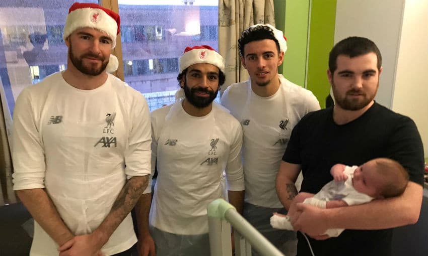 Integrantes del campeón de Europa convivieron y regalaron sonrisas a niños del hospital Alder Hey de Liverpool.