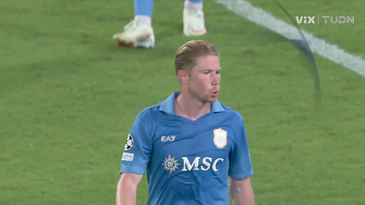 El Napoli genera peligro l Bruyne le pega de larga distancia pero cae a las manos de Raya