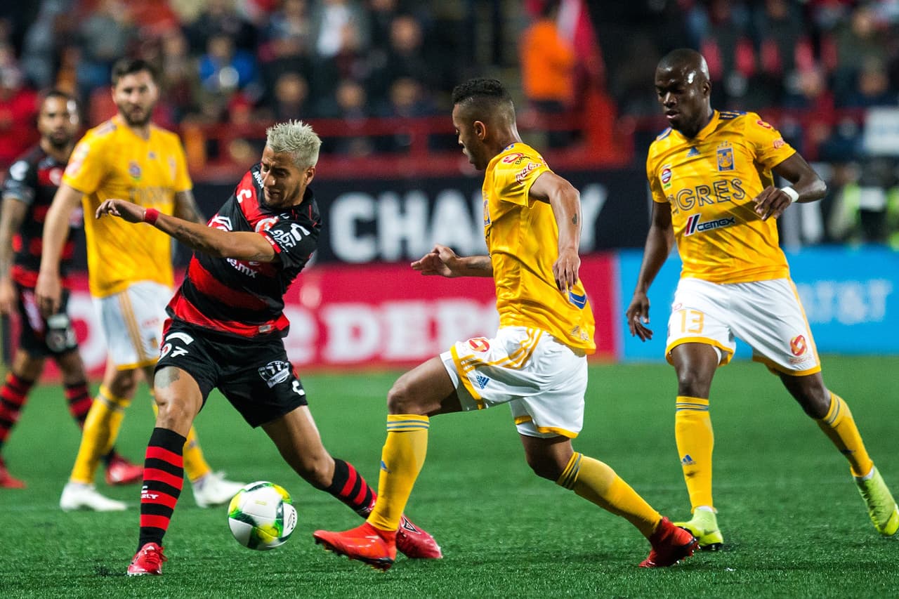 En el comienzo del partido el equipo local intentó asumir el control en la media cancha pero fue alternada la posesión del esférico.