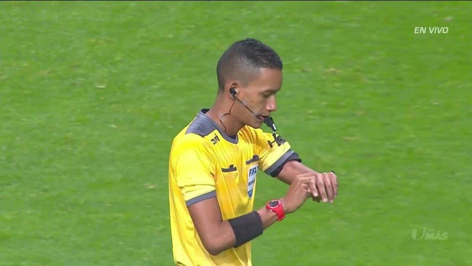 Arranca el partido y la pelota está en juego.