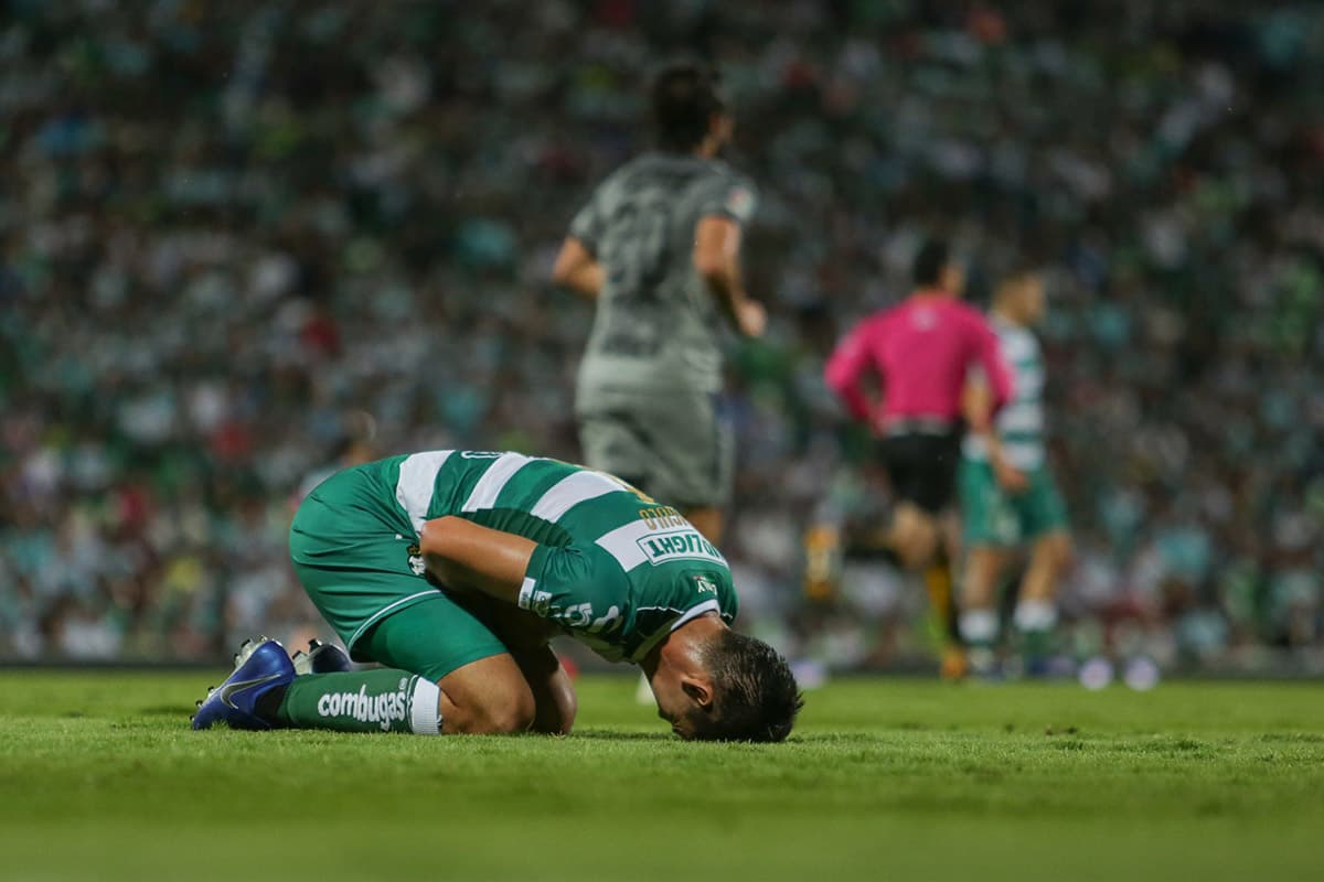 Jesús Angulo de Santos Laguna lamenta otra de las opciones de gol que tuvo su equipo para aumentar el marcador.