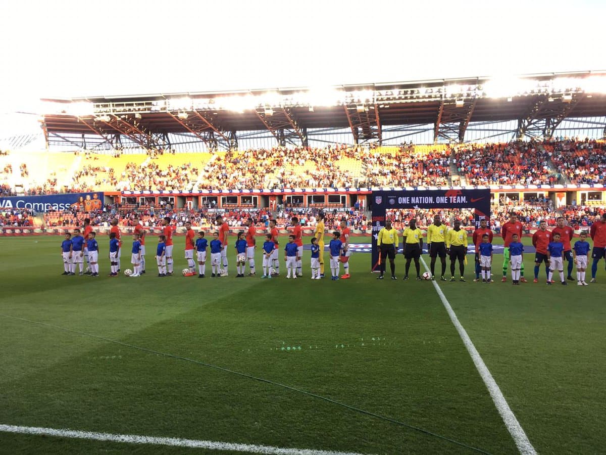 Así se vivió el color antes del partido amistoso internacional entre las selecciones de Estados Unidos y Chile en el BBVA Compass Stadium en Houston, Texas.