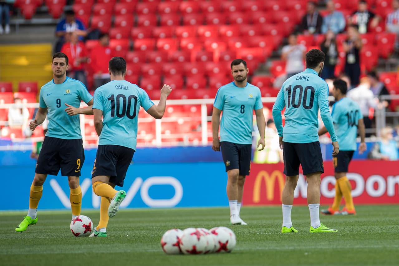 Los jugadores de Australia saltaron al terreno de juego a calentar con camisetas conmemorativas a favor de su capitán Tim Cahill.