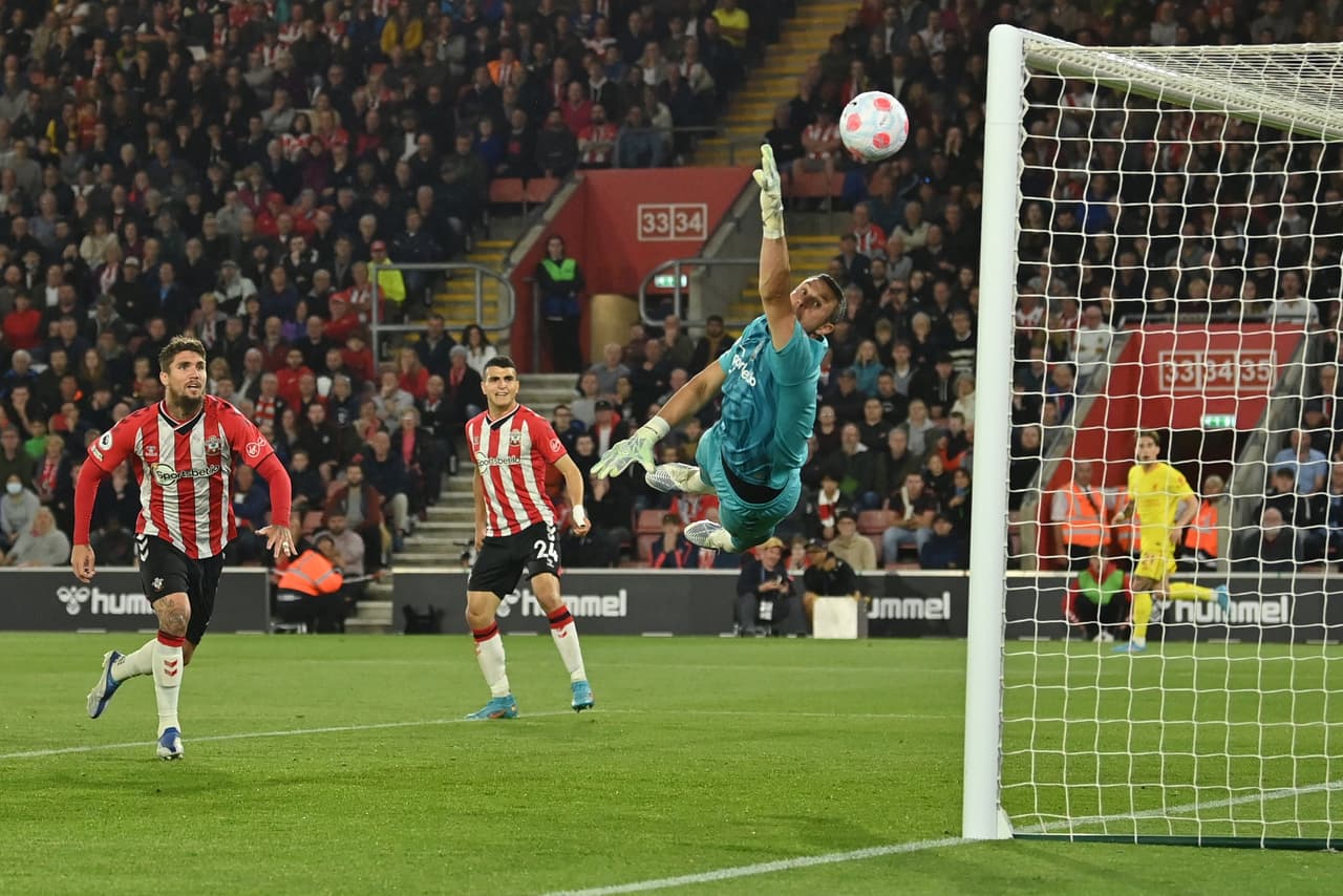 Por más que el arquero voló, fue imposible detener el remate.