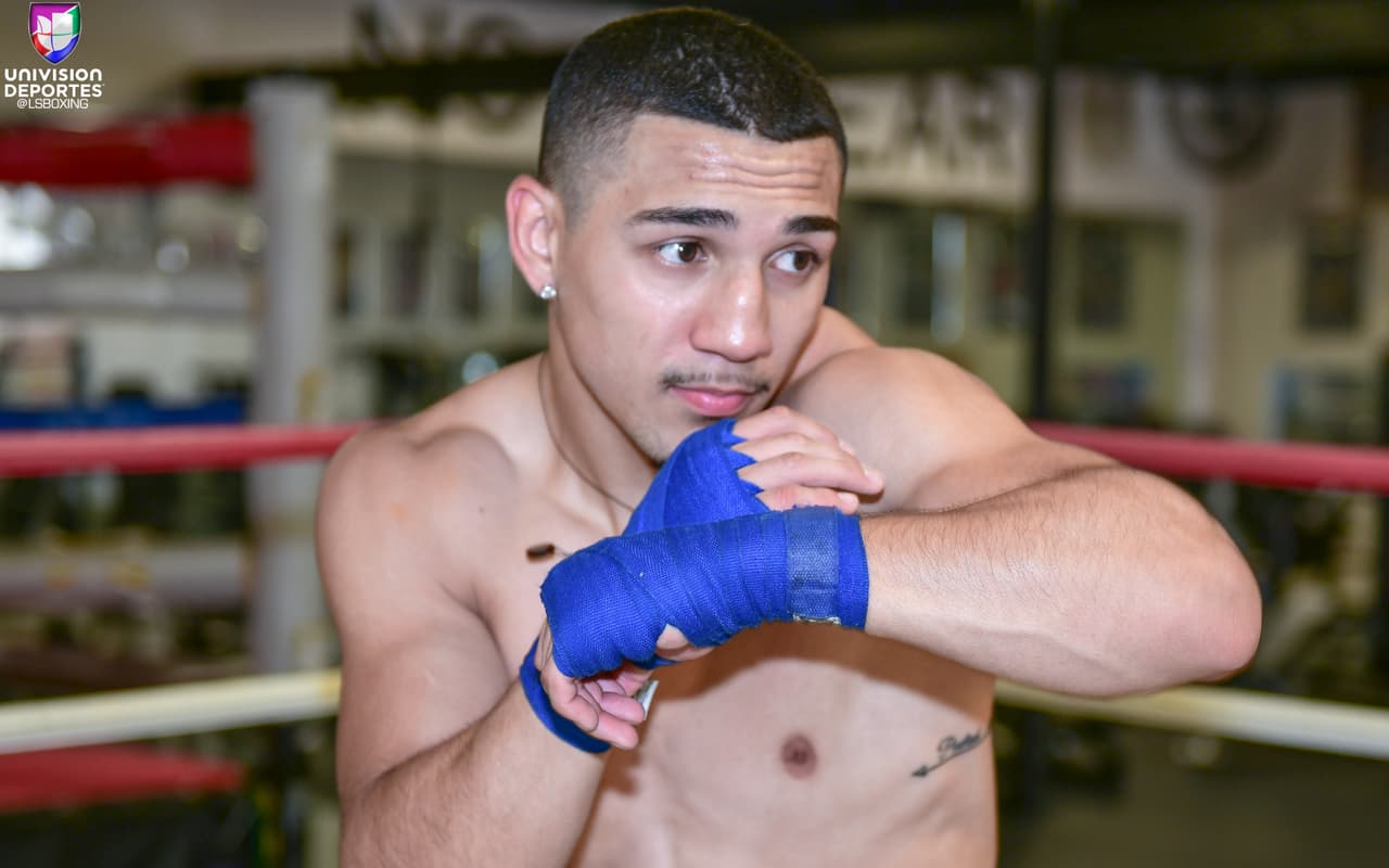 López tiene 21 años y mide 1.73 metros. Su alcance es de 174 cm.