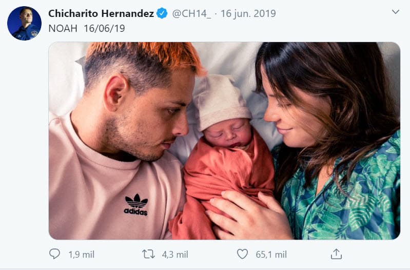 Noah, su primer hijo, nació el 16 de junio de 2019 y fue así como el futbolista mexicano lo informó en Twitter.