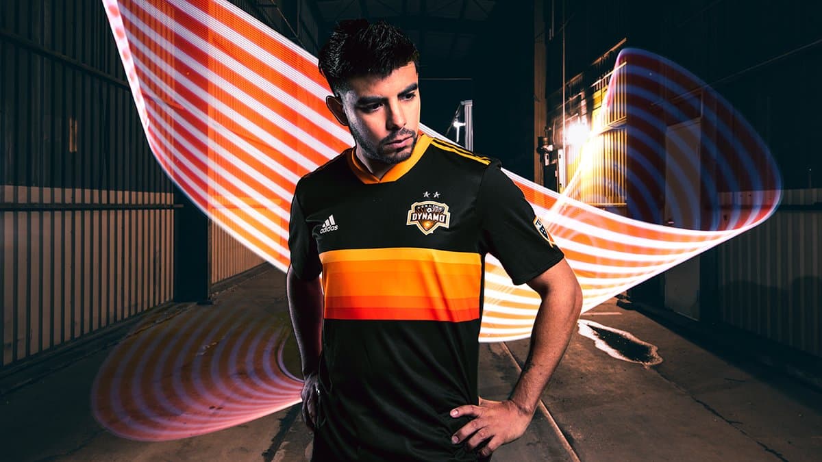 Con aires 'retro', Houston Dynamo presentó un atractivo modelo para su camiseta alternativa.