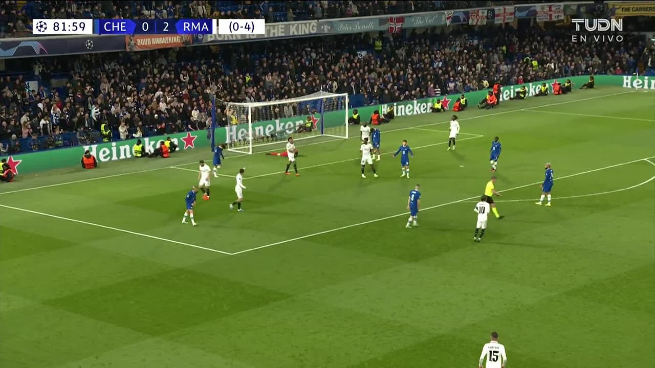 ¡TIRO ATAJADO! disparo por Mykhailo Mudryk.