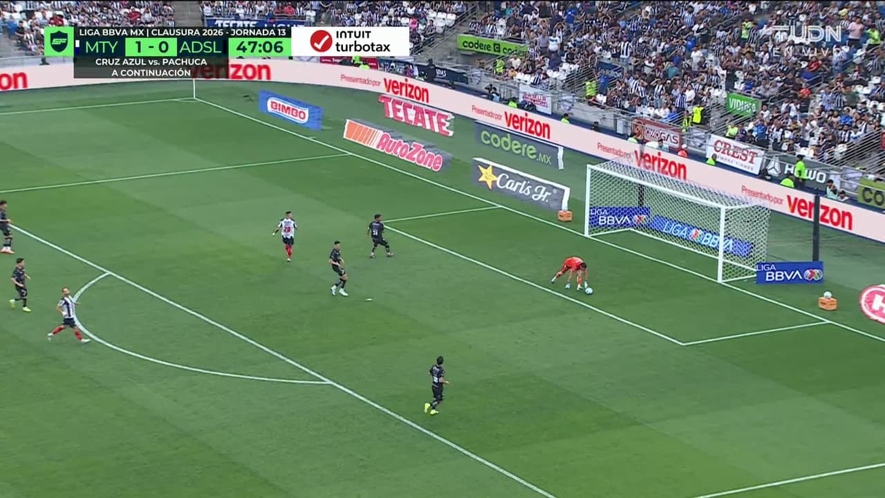 ¡TIRO ATAJADO! disparo por Uros Djurdjevic.