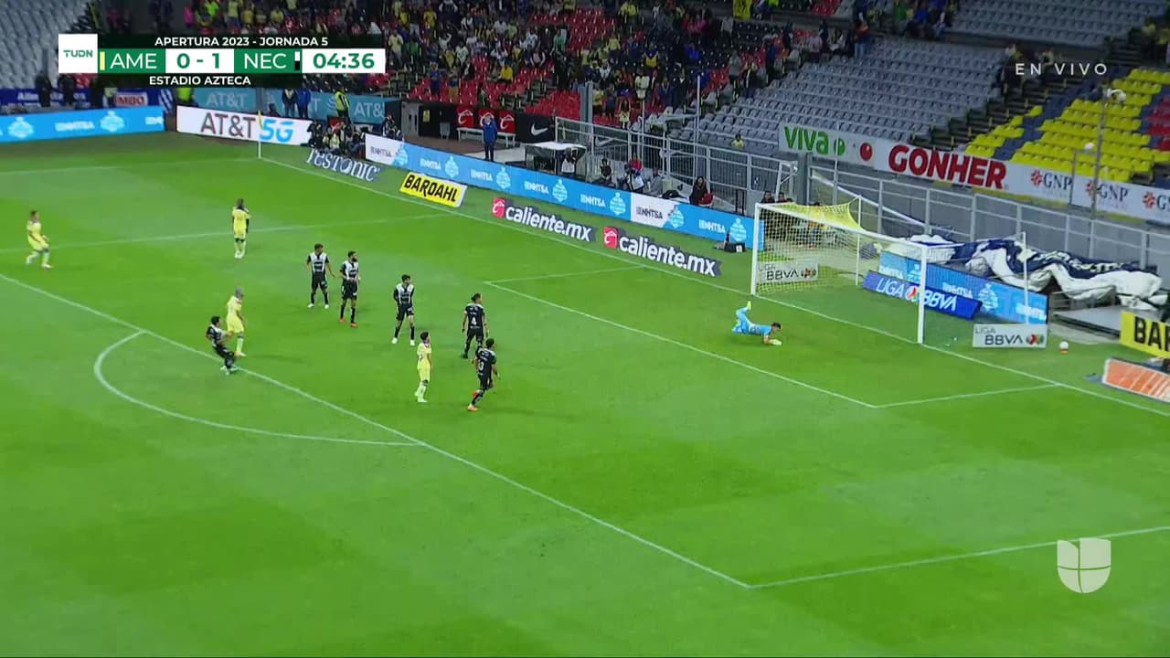 ¡TIRO ATAJADO! disparo por Diego Valdés.