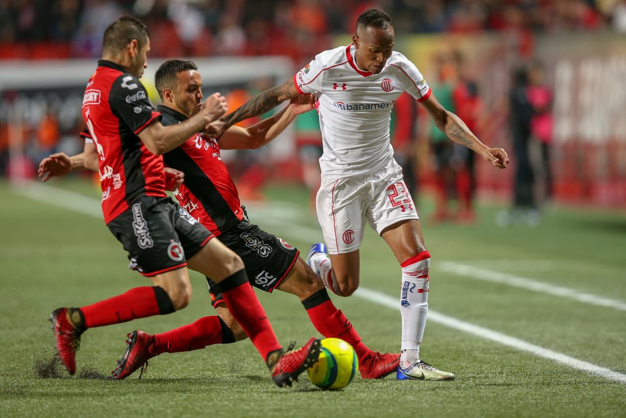 Por la banda, el colombiano Luis Quiñones intentaba llevar peligro al área de los Xolos, pero era muy bien cubierto por los defensas.