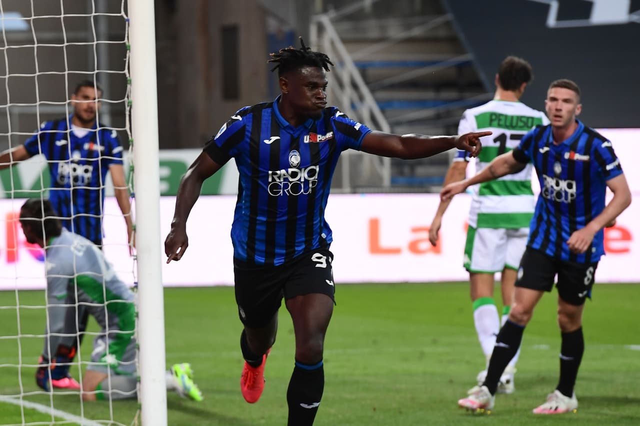 Duvan Zapata marcó doblete en la goleada 4-1 de Atalanta sobre Sassuolo y se mantiene en puestos de Champions.