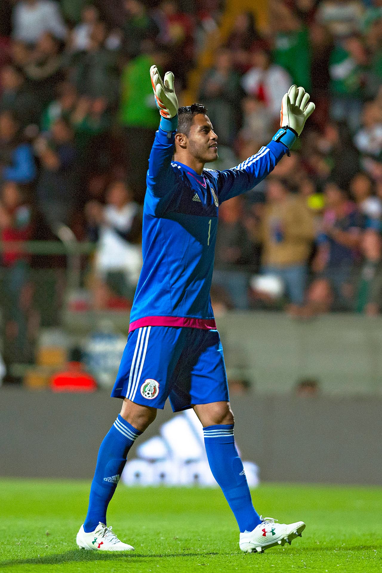 8 Alfredo Talavera – Al prinicpio tuvo poca oportunidad de lucirse ante un conjunto canalero que si bien llegó varias veces a su arco, no lo hizo con demasiado peligro. Luego fue factor para que el Tri se llevara la victoria.