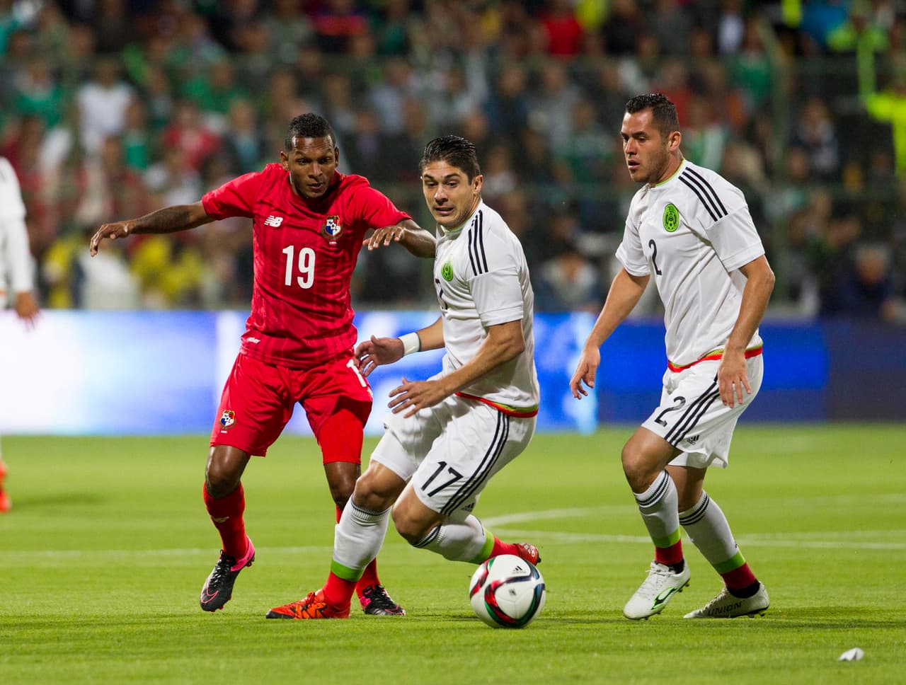 7 Javier Güemez –No tuvo mayores complicaciones en el medio campo y enseñó buen entendimiento con Jonathan dos Santos en la primera parte y con Héctor Herrera en la parte complementaria. Seguramente no será la última vez que lo veamos en el Tri.