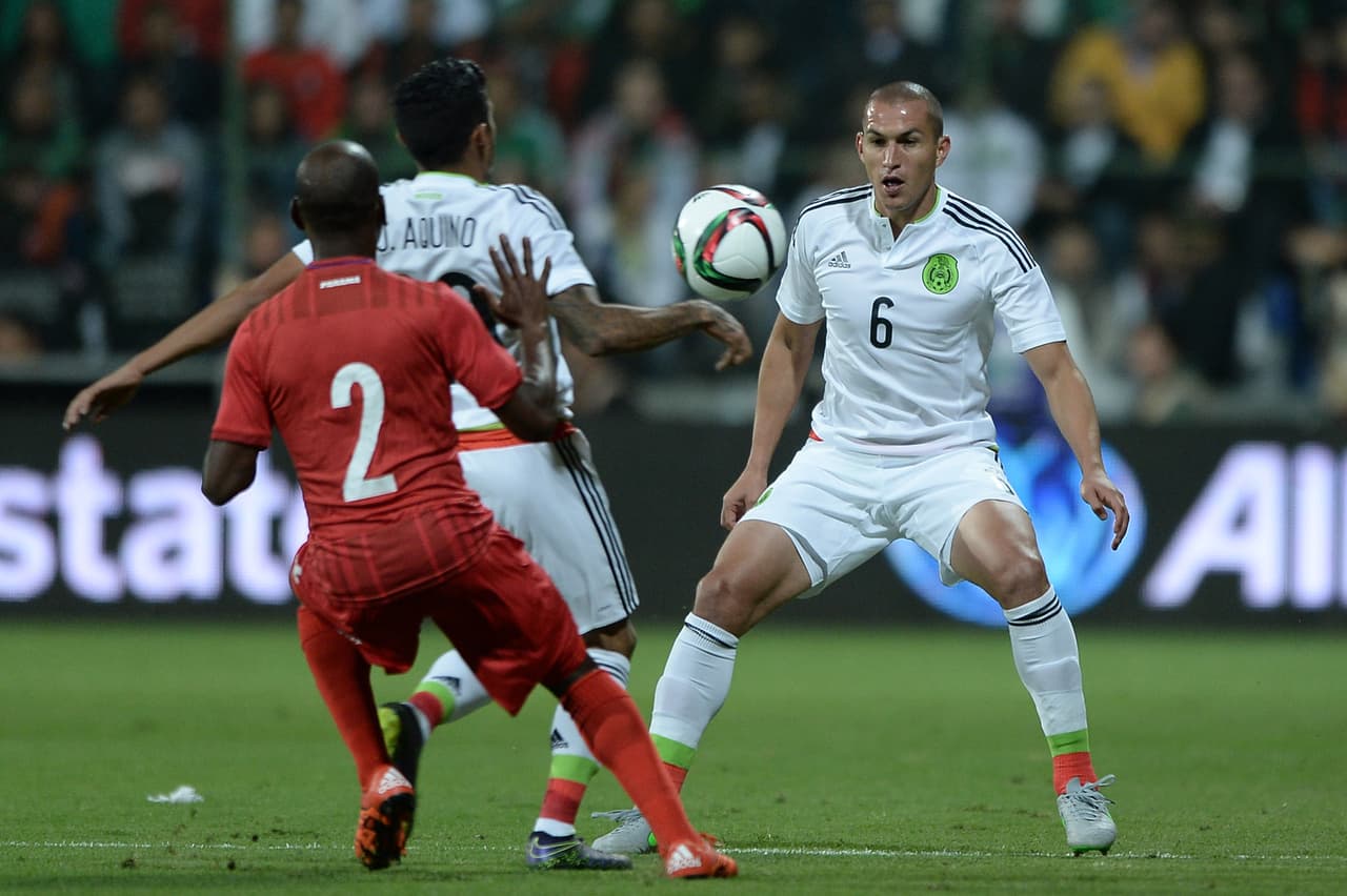 7 Jorge Torres Nilo – Se le vio e entusiasta por la banda izquierda y con lo poco que llegó Panamá se dio algo de tiempo de atacar. Repartió caña y también le dieron.