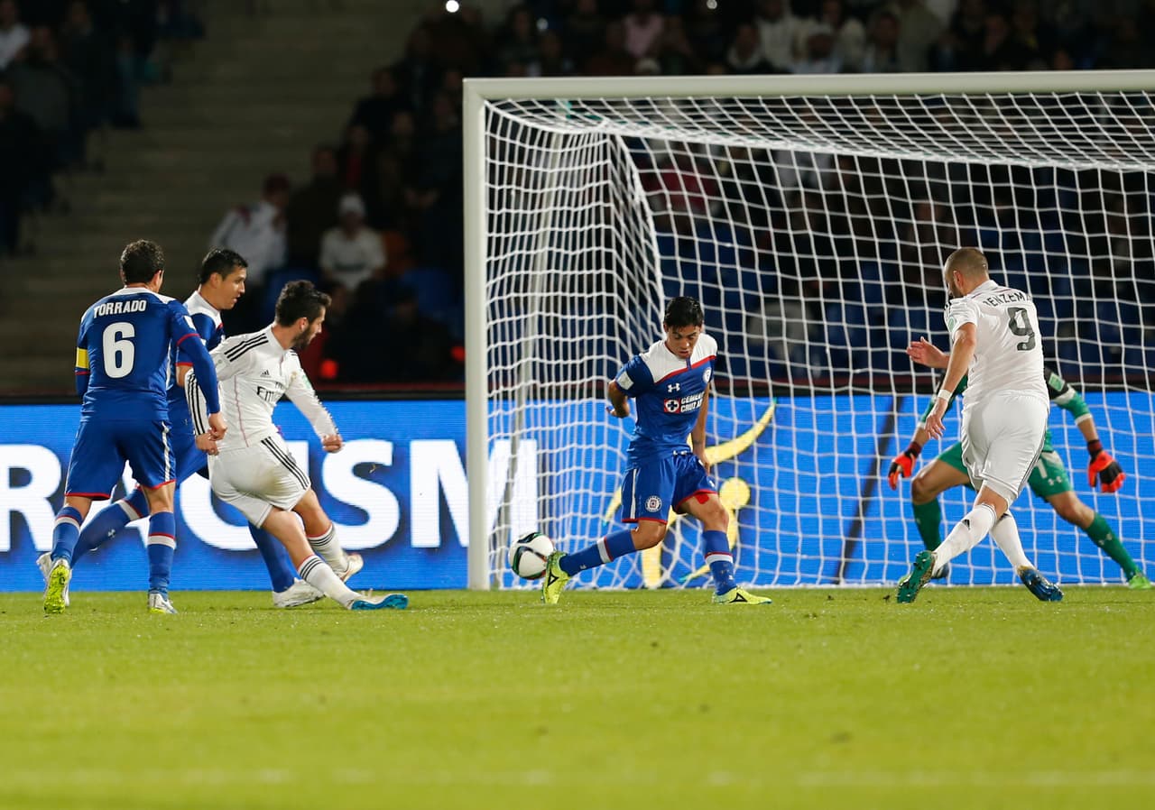 <b>Contra el Real Madrid</b>
<br>El portero mexicano tuvo una actuación sobresaliente en las Semifinales del Mundial de Clubes en diciembre de 2015 cuando loos celestes cayeron poro goleada 4-0 ante los Merengues; sin embargo, el triunfo del conjunto español pudo ser mayor. Aquí está Corona deteniendo un tiro de Isco.
