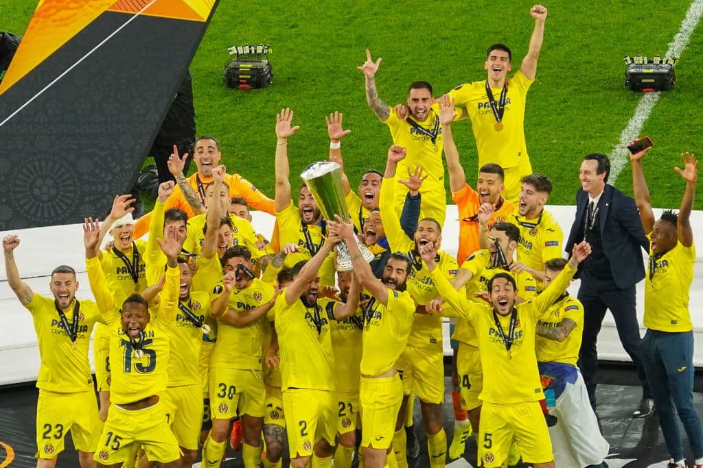 Tras 98 años, Villarreal porfin logra levantar el título de la UEFA Europa League tras vencer 11-10 en la tanda de penaltis al Manchester United.