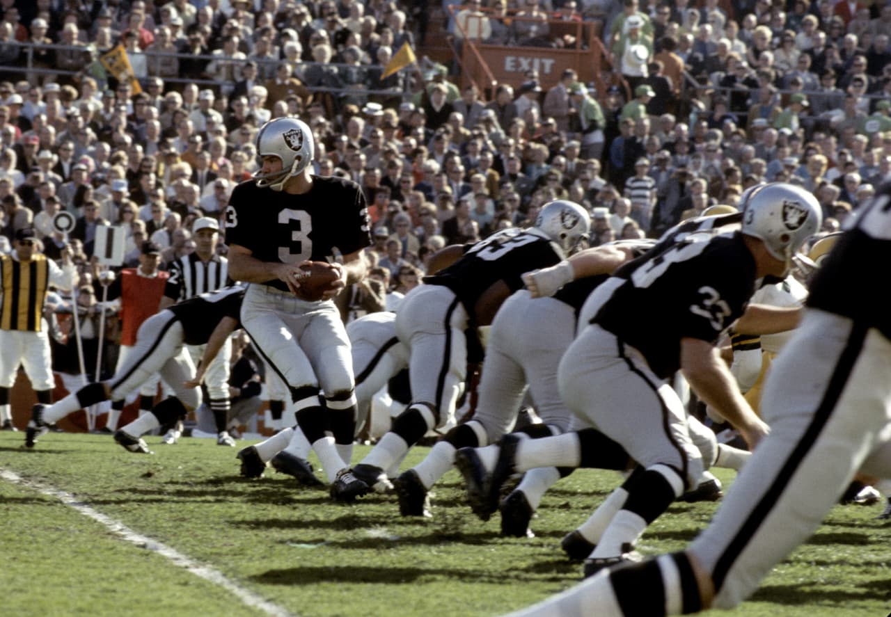1968 Ofensiva número 1 NFL - Oakland Raiders. Perdió el Campeonato de la Liga Americana con los New York Jets y el derecho a jugar el Super Bowl III.